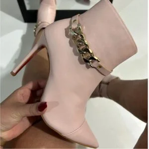 Bota salto fino com solado vermelho