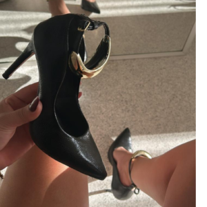SCARPIN EM COURINO COM TORNOZELEIRA YORANA